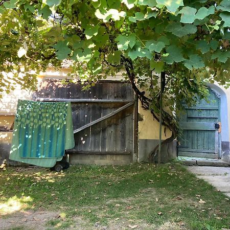 House By The Church - Entire House Crit Exterior foto